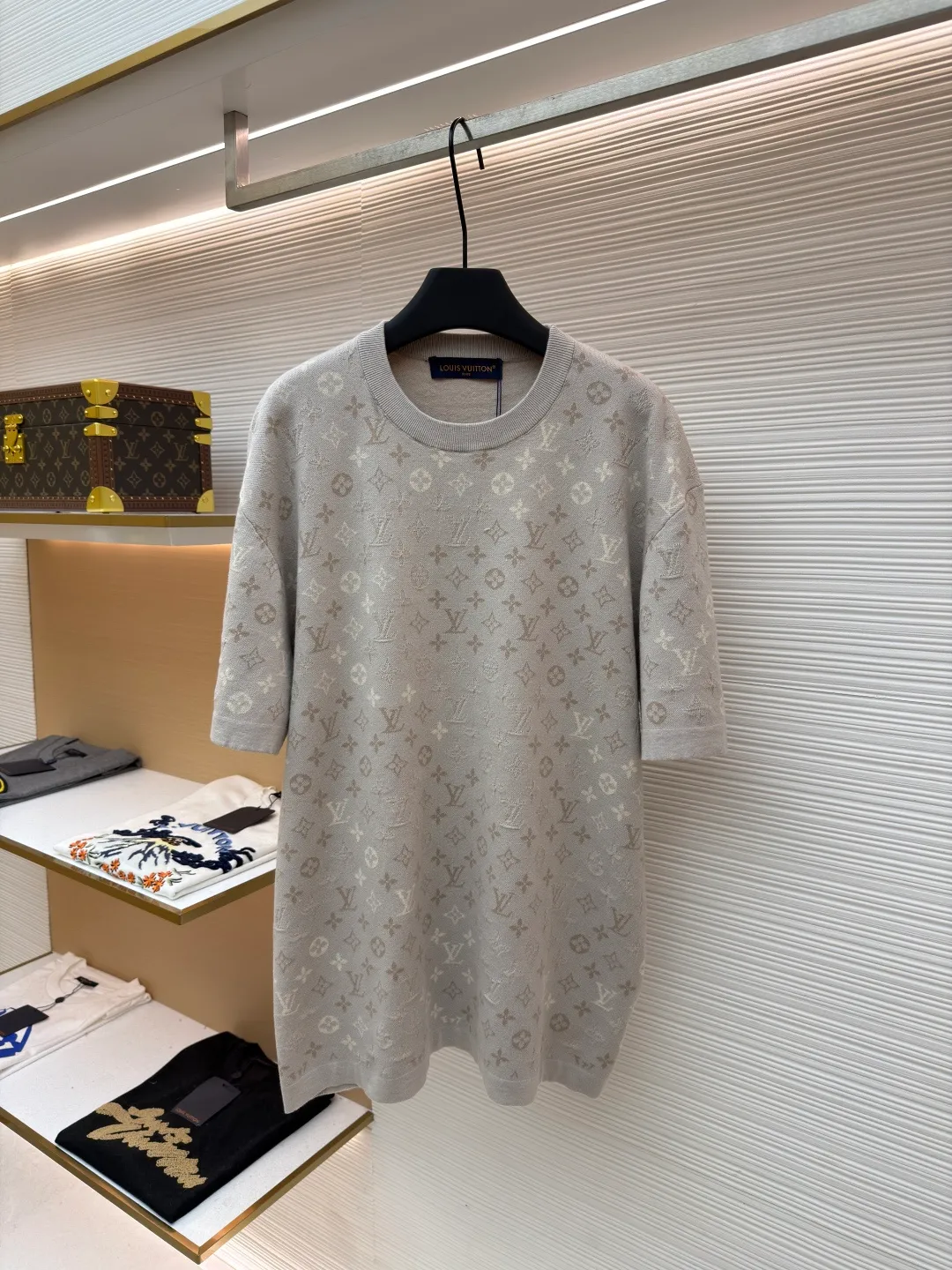 LOUIS VUITTON letter gradient jacquard short sleeves ●Original version: Purchased and developed by 9545 ●Item number: 1681787-A60 ●Fabric: cotton fabric ●Technology: knitted jacquard production ●Color: light apricot ●Version: fitted version ●Weight: about 405 grams ●Size: XS-S-M-L ●Description: Using high-count cotton blended knitting technology, the body uses intarsia jacquard technology to fully present the brand's signature. The texture of apricot, light rice, and light brown yarns is interwoven to achieve a three-dimensional layering and soft gradient texture of the pattern. The neckline is trimmed with ribbing of the same color, taking into account elasticity and shaping effects; the short-sleeved sleeves are seamlessly knitted in one piece to reduce seam friction. The fabric is pre-shrunk to ensure it is not easily deformed after wearing, while retaining the breathability and drape of knitted materials. The overall process combines the brand's classic logo with comfortable knitting, and the stitch pitch error of each jacquard texture is controlled within 0.1mm, which not only highlights the exquisite details, but also adapts to the relaxed needs of daily wear. The overall wiring is straight and delicate, the fabric is comfortable and soft, and the color is consistent without color difference. It can be matched with the same style to create a fashionable look and control various occasions. Customized accessories, complete with three standards, same style for men and women!